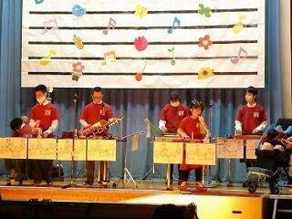 外国語・音楽発表で児童生徒が演奏している様子