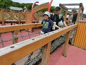 小学部生が揺れる橋を渡っている様子
