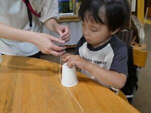 幼稚部生が体験学習をしている様子