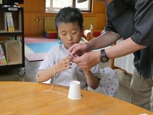 小学部生が鳴くコップを作成している様子
