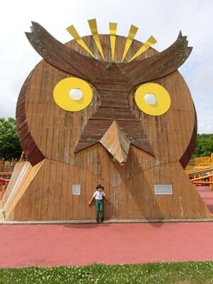 小学部生がふくろうの形を模した大型遊具の前で立っている様子。